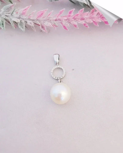 Pendentif Pendentif perle de culture et diamants en or blanc 18 K 58 Facettes AB 1081
