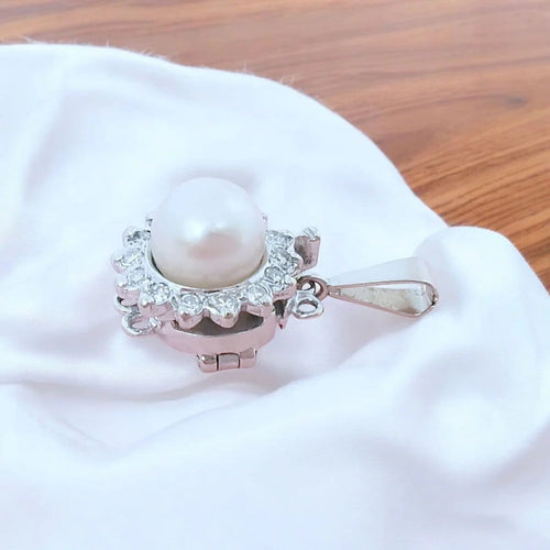 Pendentif Pendentif perle de culture et diamants en or blanc 18 carats 58 Facettes AA 1677