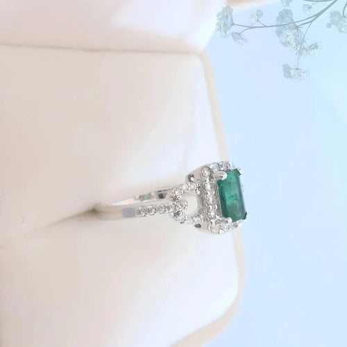 Bague 53.5 MATY - Bague de fiançailles en or blanc 18K, émeraude et diamants 58 Facettes AA 1741