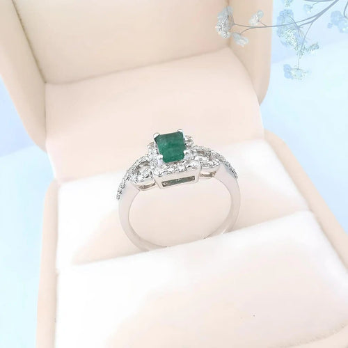 Bague 53.5 MATY - Bague de fiançailles en or blanc 18K, émeraude et diamants 58 Facettes AA 1741