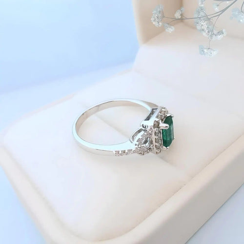 Bague 53.5 MATY - Bague de fiançailles en or blanc 18K, émeraude et diamants 58 Facettes AA 1741