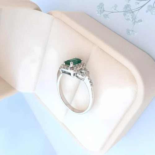 Bague 53.5 MATY - Bague de fiançailles en or blanc 18K, émeraude et diamants 58 Facettes AA 1741