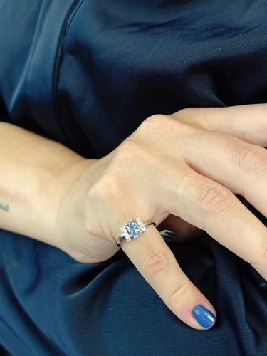 Bague 54 Bague en or blanc 18 carats avec saphir bleu non chauffé et diamants 58 Facettes AO-0011