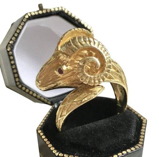 Bague 59 Bague tête de bélier en or jaune 18K et rubis 58 Facettes