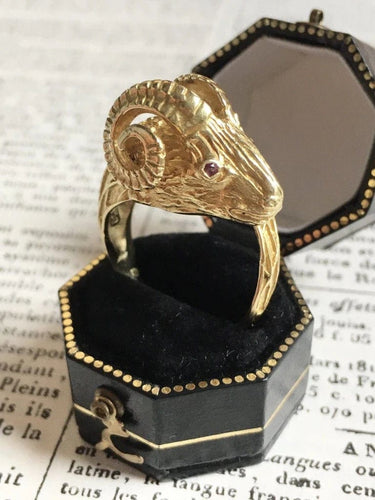 Bague 59 Bague tête de bélier en or jaune 18K et rubis 58 Facettes