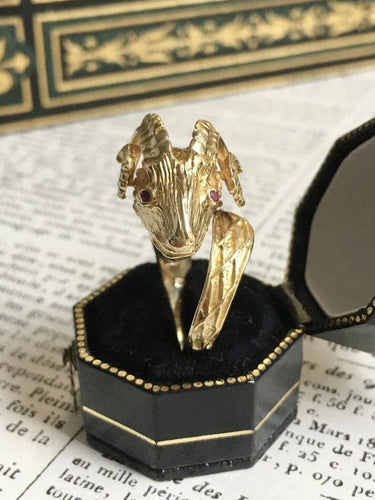 Bague 59 Bague tête de bélier en or jaune 18K et rubis 58 Facettes
