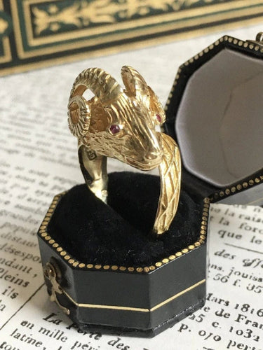 Bague 59 Bague tête de bélier en or jaune 18K et rubis 58 Facettes