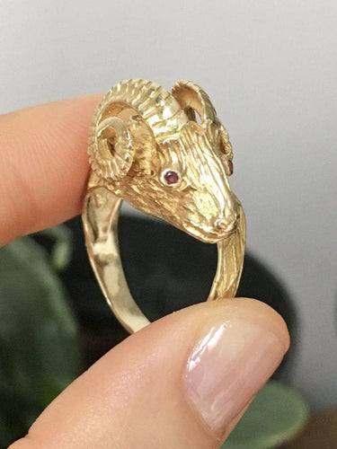 Bague 59 Bague tête de bélier en or jaune 18K et rubis 58 Facettes