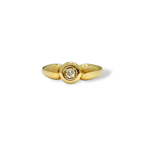 https://cdn.shopify.com/s/files/1/0943/8576/6747/files/bague-solitaire-or-jaune-diamant-demande-mariage.jpg?v=1792765773