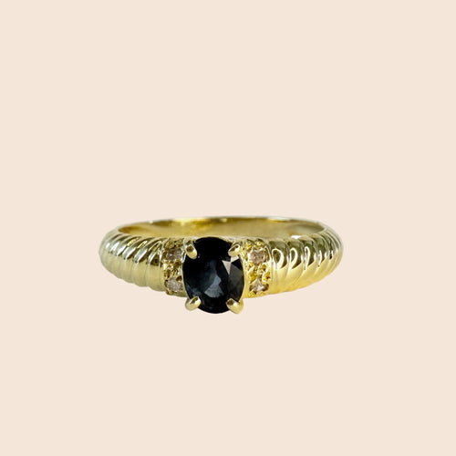 https://cdn.shopify.com/s/files/1/0943/8576/6747/files/bague-or-jaune-18-carats-saphir-oval-diamants-monture-godronnee-elegante.jpg?v=1769595442