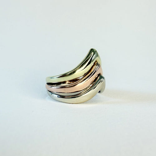 https://cdn.shopify.com/s/files/1/0943/8576/6747/files/Bague-trois-or-chevrons.jpg?v=1771594045
