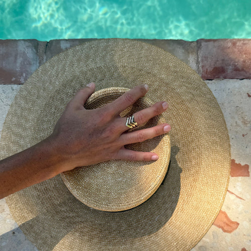 https://cdn.shopify.com/s/files/1/0943/8576/6747/files/bague-trois-or-chevrons-chapeau.jpg?v=1771594045