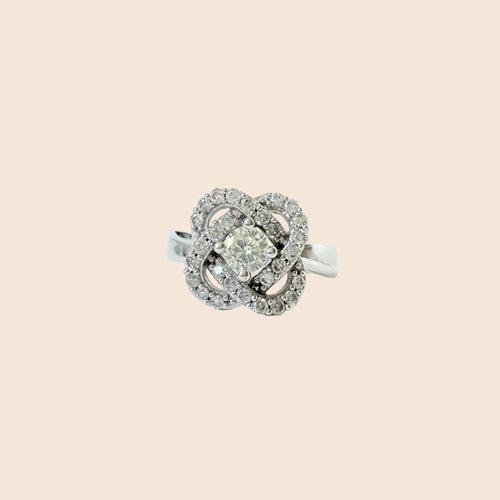https://cdn.shopify.com/s/files/1/0943/8576/6747/files/bague-diamants-fleur-chanel.jpg?v=1771594470