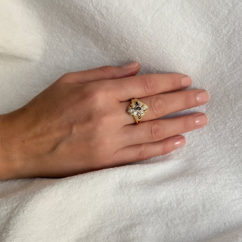 Bague 57 Bague navette en or jaune et or gris 18 carats, saphirs et diamants 58 Facettes