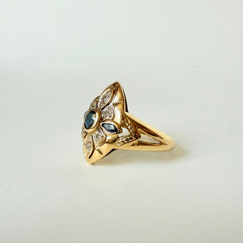 Bague 57 Bague navette en or jaune et or gris 18 carats, saphirs et diamants 58 Facettes