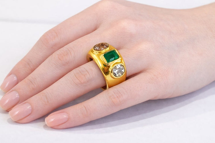 Bague 56 Bague jonc en or jaune 18 ct, émeraude et diamants 58 Facettes 002