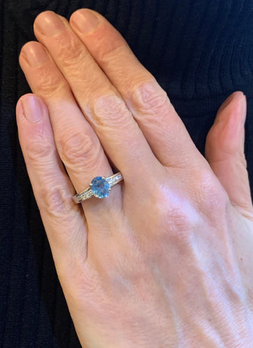 https://cdn.shopify.com/s/files/1/0647/1470/3075/files/Bague_de_Fiancailles_-_Bague_Topaze_Diamants_Or_Gris_-_Joaillerie_Paris_-_Les_Pierres_de_Julie_4.jpg?v=1771862138