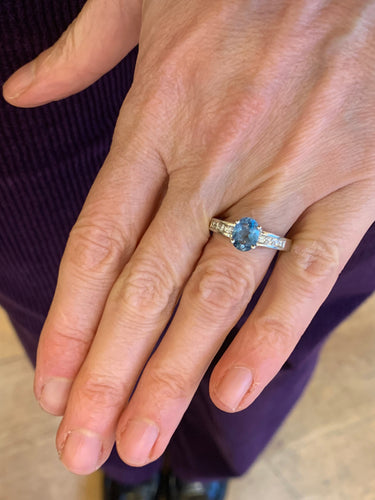 https://cdn.shopify.com/s/files/1/0647/1470/3075/files/Bague_de_Fiancailles_-_Bague_Topaze_Diamants_Or_Gris_-_Joaillerie_Paris_-_Les_Pierres_de_Julie_3.jpg?v=1771862138