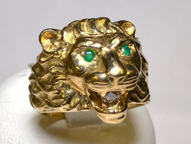 Bague 64 Bague chevalière lion en or jaune 750 avec émeraudes et diamants 58 Facettes
