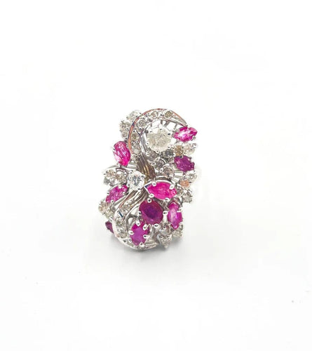 Bague 57 Bague florale vintage en or gris, diamants et rubis 58 Facettes
