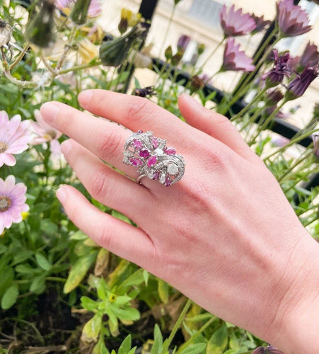 Bague 57 Bague florale vintage en or gris, diamants et rubis 58 Facettes