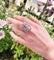 Bague 57 Bague florale vintage en or gris, diamants et rubis 58 Facettes