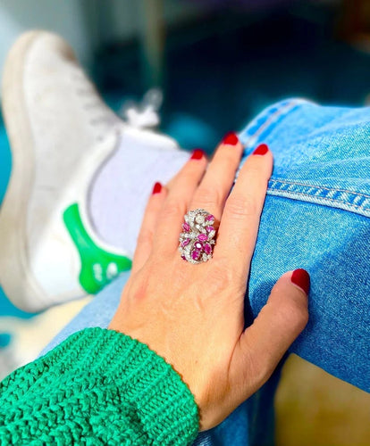 Bague 57 Bague florale vintage en or gris, diamants et rubis 58 Facettes