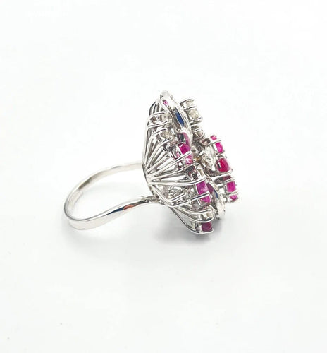 Bague 57 Bague florale vintage en or gris, diamants et rubis 58 Facettes