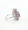 Bague 57 Bague florale vintage en or gris, diamants et rubis 58 Facettes