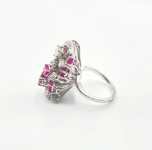 Bague 57 Bague florale vintage en or gris, diamants et rubis 58 Facettes