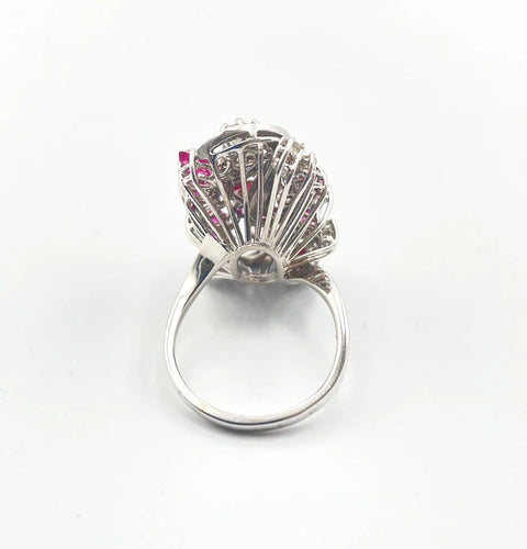 Bague 57 Bague florale vintage en or gris, diamants et rubis 58 Facettes