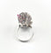 Bague 57 Bague florale vintage en or gris, diamants et rubis 58 Facettes