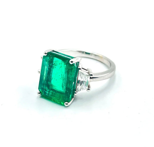 Bague 52 Bague émeraude de Zambie en or blanc et diamants trapèzes 58 Facettes