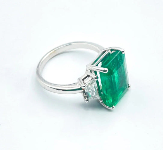 Bague 52 Bague émeraude de Zambie en or blanc et diamants trapèzes 58 Facettes