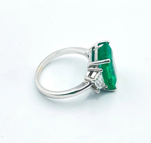 Bague 52 Bague émeraude de Zambie en or blanc et diamants trapèzes 58 Facettes