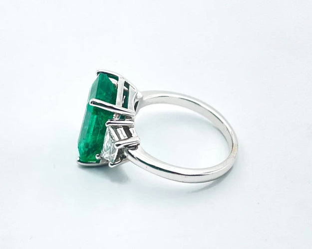 Bague 52 Bague émeraude de Zambie en or blanc et diamants trapèzes 58 Facettes