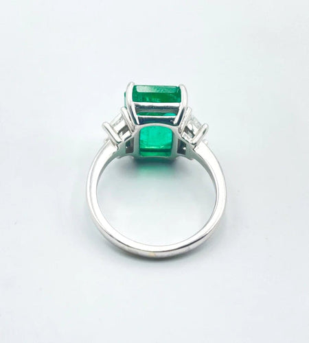 Bague 52 Bague émeraude de Zambie en or blanc et diamants trapèzes 58 Facettes