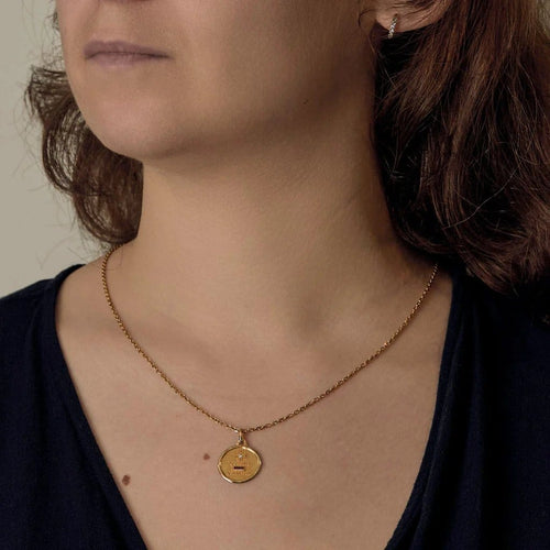 Pendentif Augis - Médaille « + qu’hier – que demain » en or jaune avec diamant 58 Facettes