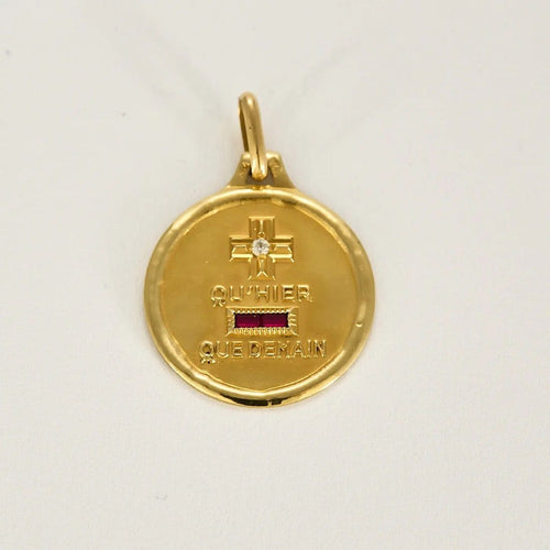 Pendentif Augis - Médaille « + qu’hier – que demain » en or jaune avec diamant 58 Facettes