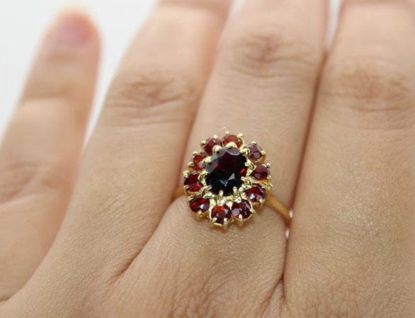 Bague 55.5 Bague marguerite vintage en or jaune 18 carats et grenats 58 Facettes