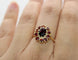 Bague 55.5 Bague marguerite vintage en or jaune 18 carats et grenats 58 Facettes