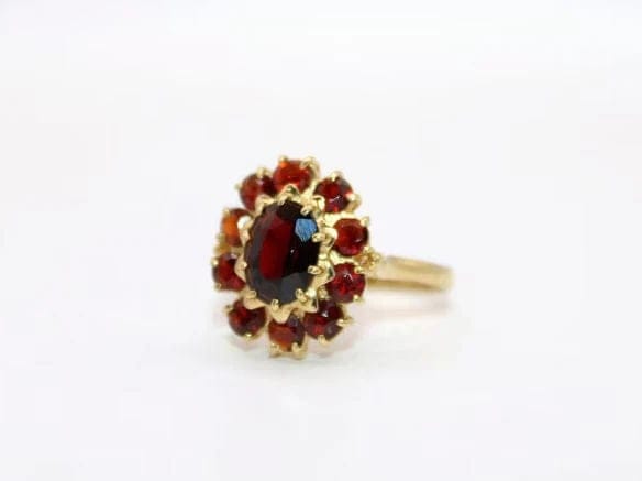 Bague 55.5 Bague marguerite vintage en or jaune 18 carats et grenats 58 Facettes