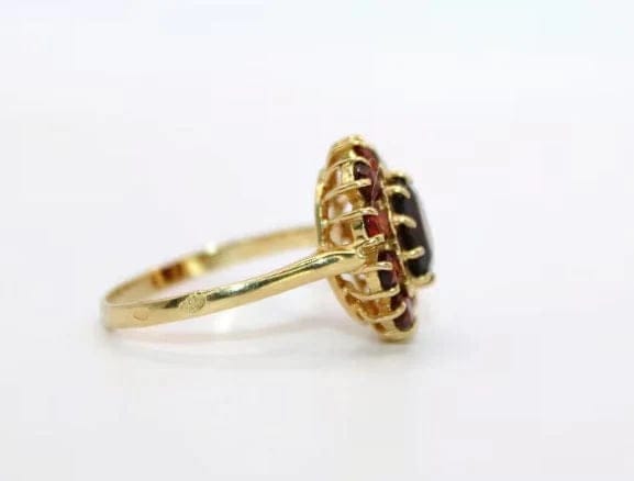 Bague 55.5 Bague marguerite vintage en or jaune 18 carats et grenats 58 Facettes