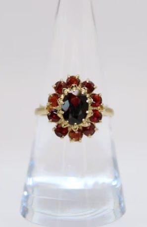 Bague 55.5 Bague marguerite vintage en or jaune 18 carats et grenats 58 Facettes