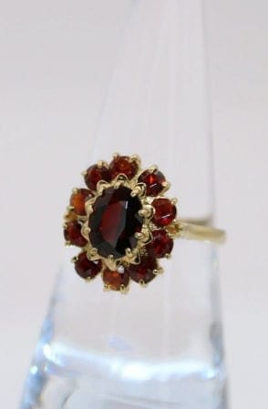 Bague 55.5 Bague marguerite vintage en or jaune 18 carats et grenats 58 Facettes
