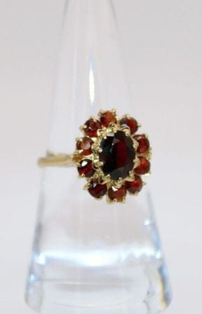 Bague 55.5 Bague marguerite vintage en or jaune 18 carats et grenats 58 Facettes