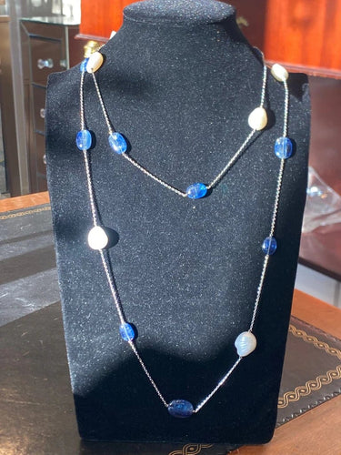 Långt halsband Técla i vitt guld, pärlor och safirer 