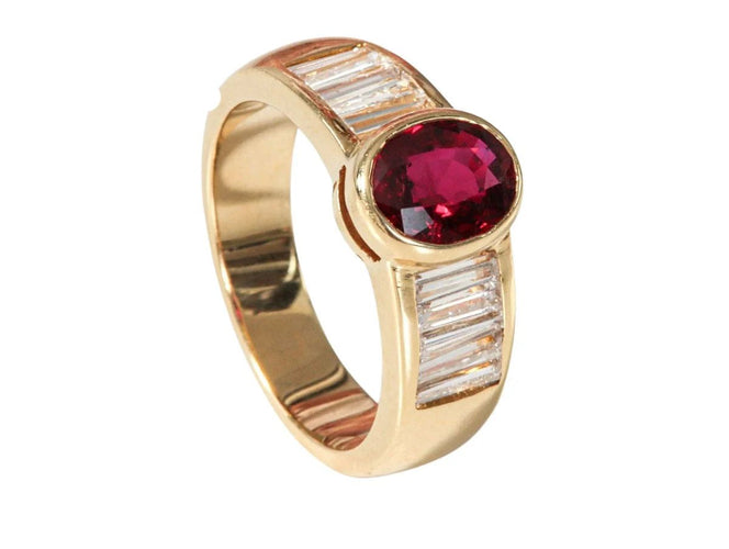 Anillo de oro amarillo, rubí y diamantes 