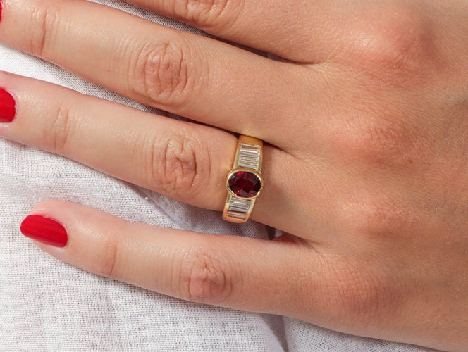 Anillo de oro amarillo, rubí y diamantes 