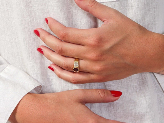 Anillo de oro amarillo, rubí y diamantes 